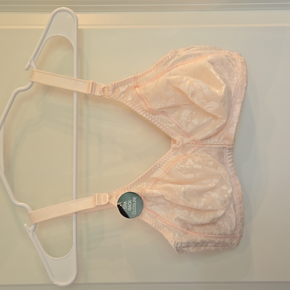NWT Bali 36D wirefree bra